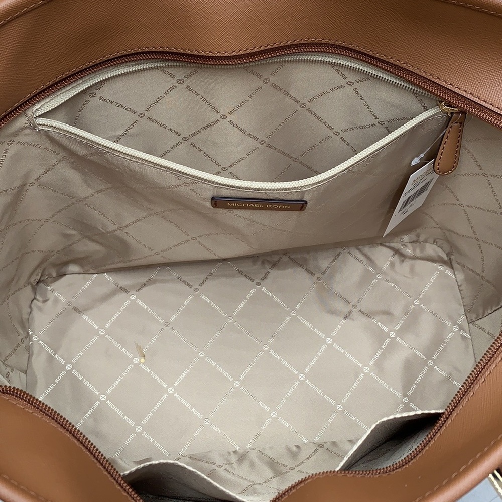 MICHAEL KORS
Jet Set Travel Large Logo Tote Shoulder Bag
COLOR VANILLA
NWT - Picture 11 of 16